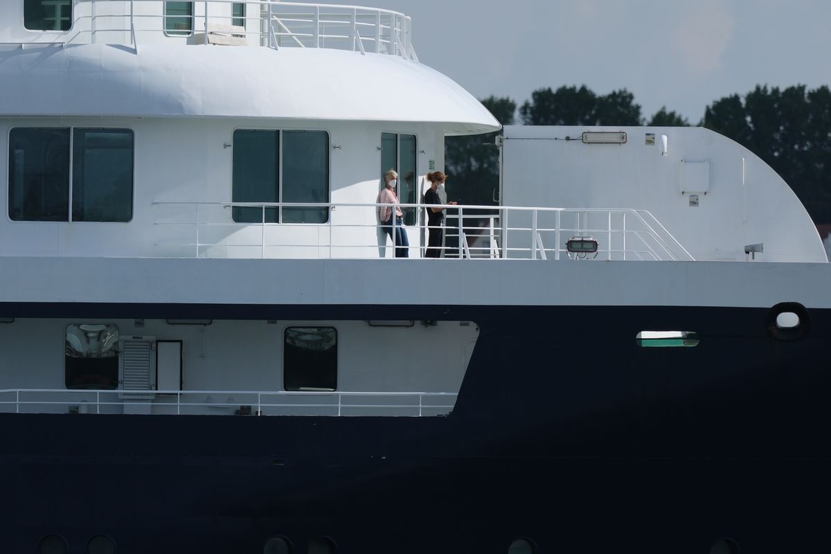 Hantavirus-stricken cruise ship docks in the Netherlands for ...