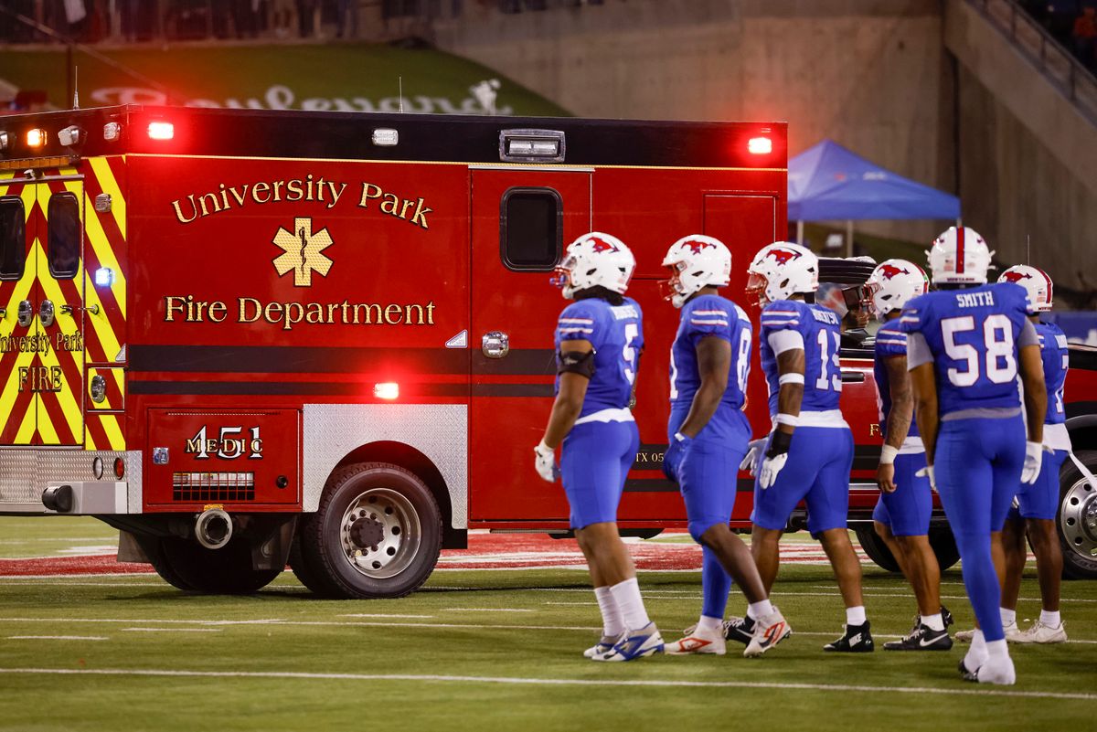 SMU Cornerback Taken Off Field In An Ambulance After Getting Hurt On ...