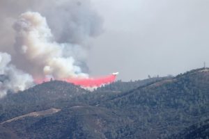 DC-10 drops fire retardant on Marshes Fire