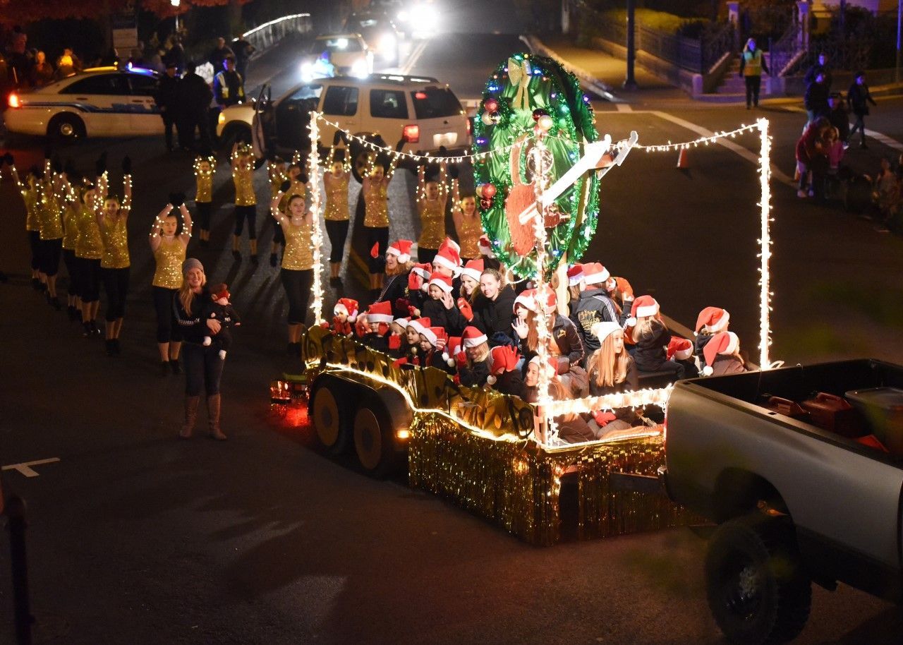 Christmas Spirit Filled Downtown Sonora | myMotherLode.com