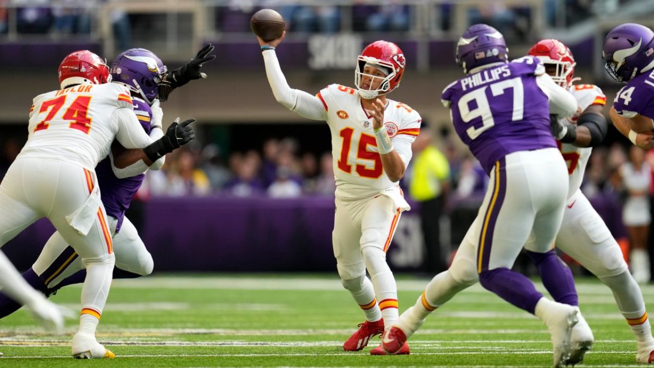 Cousins, Vikings under pressure with another sack-master foe