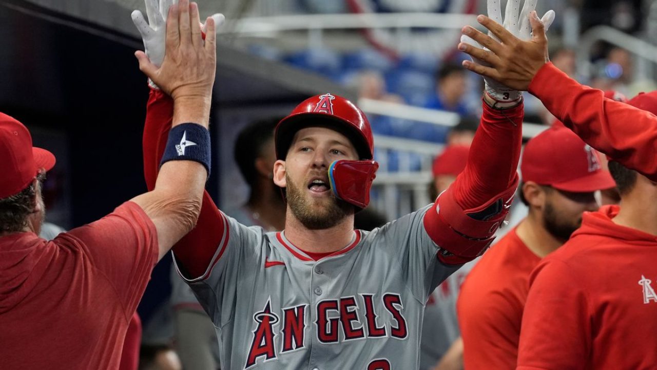 Mike Trout's 2 homers lead Angels to comeback victory over Marlins