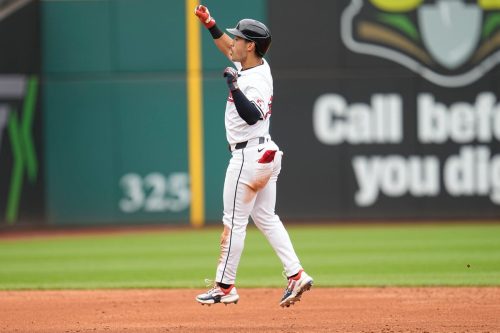 Steven Kwan homers, takes over as majors’ leading hitter as Guardians roll over White Sox 8