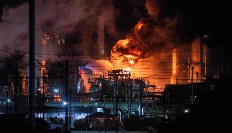 APTOPIX Oil Refinery Fire LA