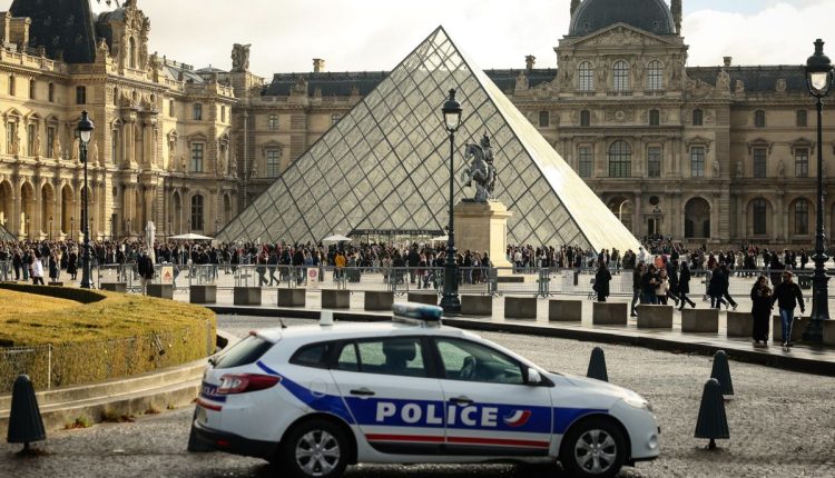 France-Louvre Robbery