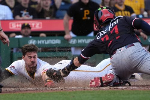 APTOPIX Twins Pirates Baseball
