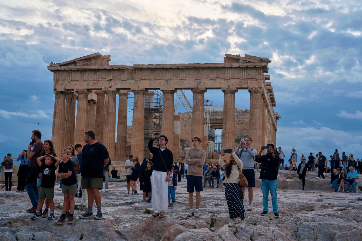 Greece rejects reports of an exemption from biometric checks for British summer travelers