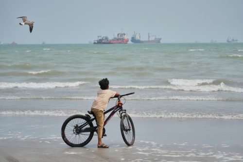 Photos show daily life in Iran on the beach along the Strait of Hormuz