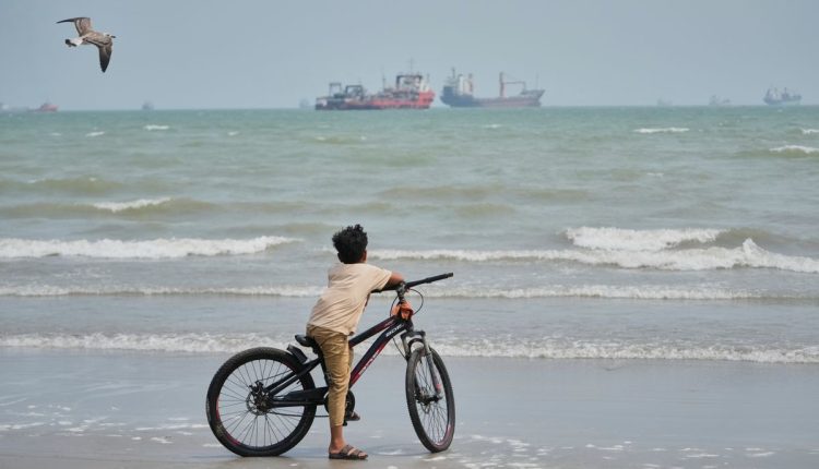 Photos show daily life in Iran on the beach along the Strait of Hormuz