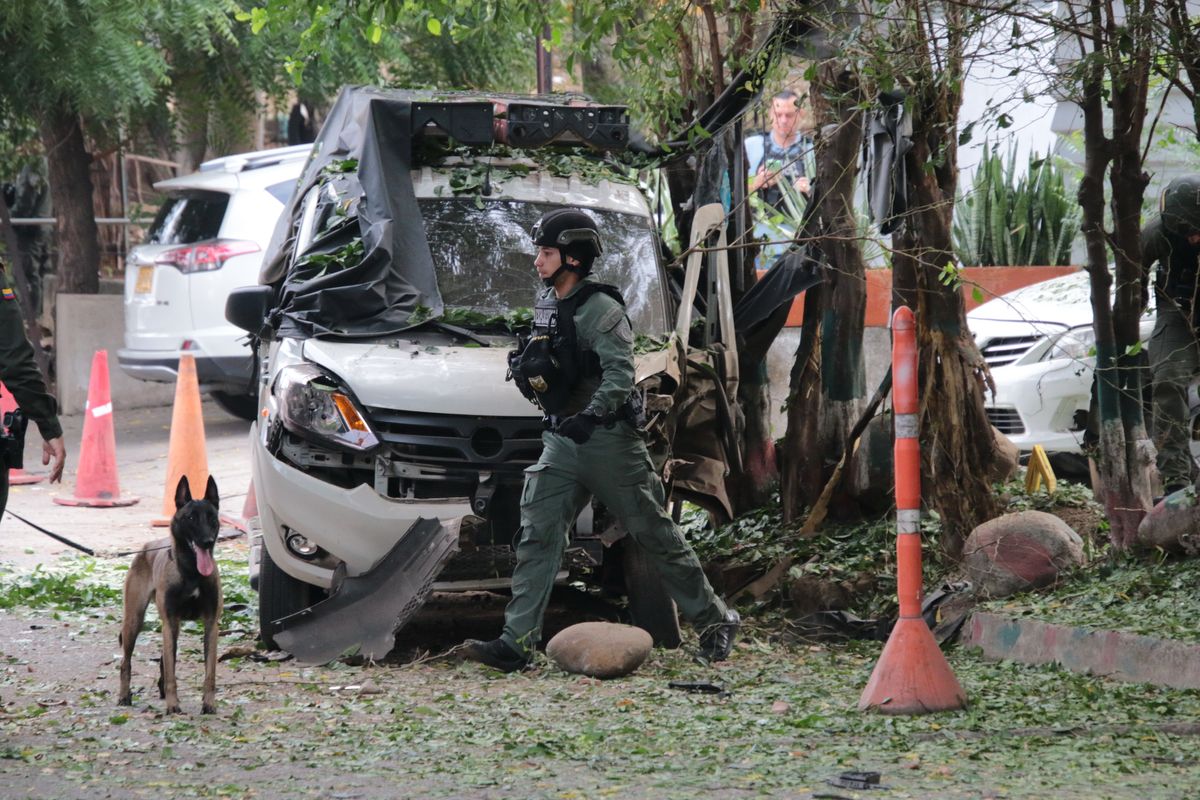 Bomb injures police near Colombia-Venezuela border